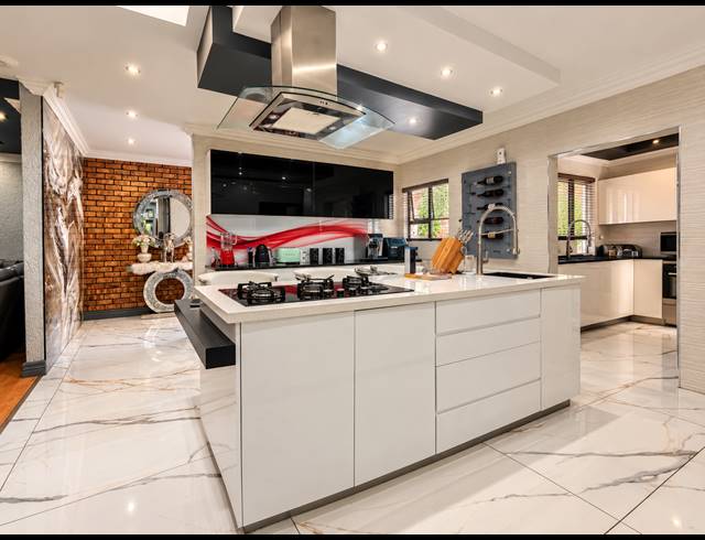 3 BEDROOM TOWNHOUSE FOR SALE IN VANDERBIJLPARK SW 5